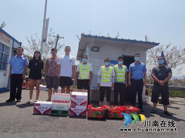 合江县尧坝镇:爱心人士送清凉,关怀慰问沁人心(图1) 爱心人士为卡口值守人员送清凉.jpg