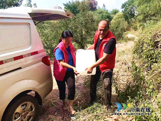 图2：志愿者将“及时水”送到村民家中.jpg