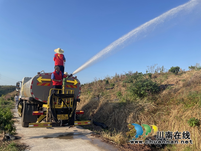 泸县云龙镇:不畏骄阳迎“烤”验,全力以赴保丰收(图1) 50e7fda8da88fd67d7b2aa75f46704c.jpg