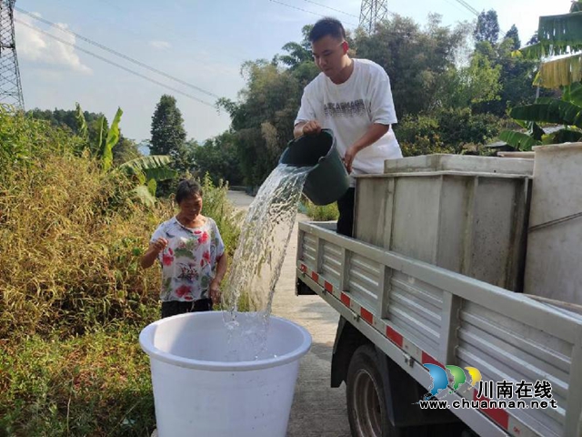 合江县石龙镇乡联会开展高温抗旱志愿服务行动(图2) 运水.jpg
