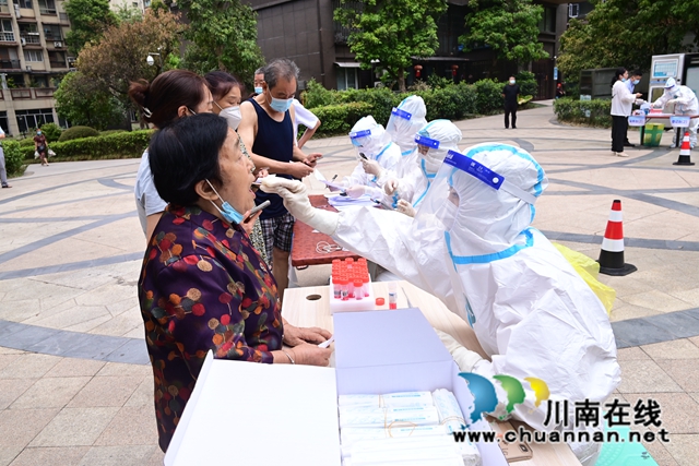 江阳区华阳街道:全员出击全域核酸,全力守护群众生命健康(图3) 3.jpg