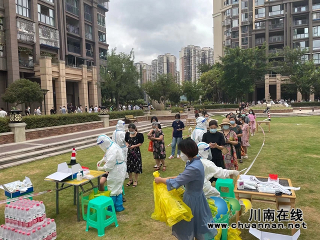 江阳区华阳街道:全员出击全域核酸,全力守护群众生命健康(图4) 4.jpg