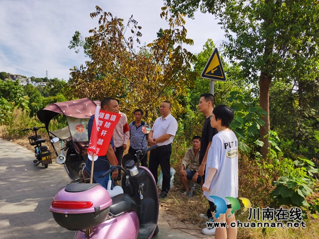 8月27日，泸县工商联率龙城商会到联系村（社区）开展森林防灭火慰问 (3).jpg