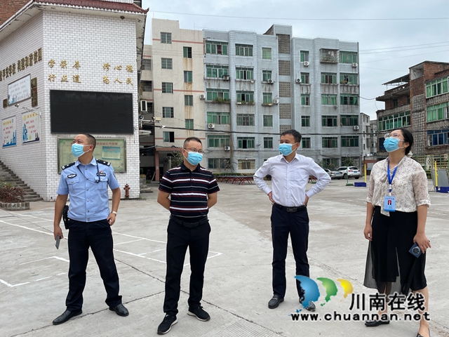 泸县百和镇开展校园联合检查行动(图1) 7C0A95DBADA518C28511C345CF95A999.jpg