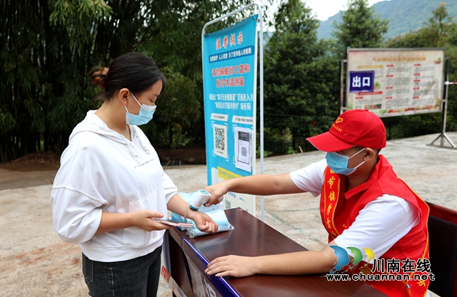 党员青年志愿者在便民核酸检测采样点开展核酸检测志愿服务活动 1.jpg