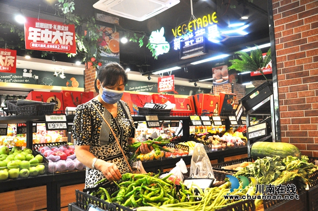 纳溪:全力保障生活必需品供应,市民购物秩序井然(图4) 纳溪4.jpg