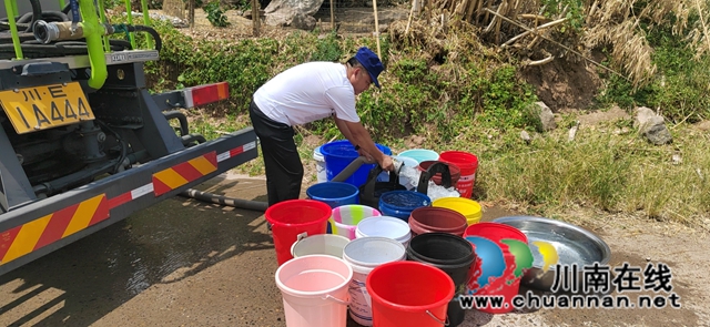 泸县天兴:乡贤齐心合力抗旱,物资捐赠温暖人心(图4) 余占华送水3.jpg