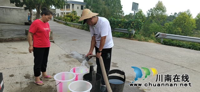 泸县天兴:乡贤齐心合力抗旱,物资捐赠温暖人心(图2) 余占华送水1.jpg