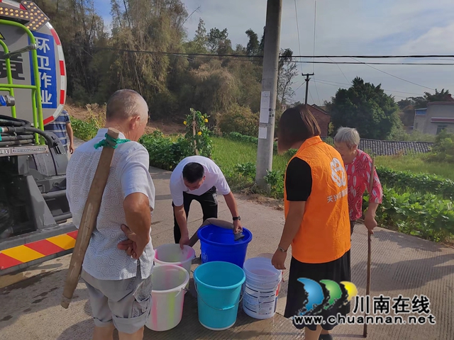 泸县天兴:乡贤齐心合力抗旱,物资捐赠温暖人心(图3) 余占华送水2.jpg