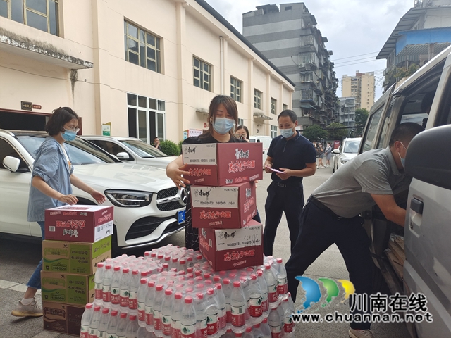 龙马潭区鱼塘街道:爱心捐赠暖人心,众志成城抗疫情(图1) d7d4b0dd174272999b7801e4fa1ce93.jpg