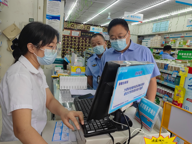 泸州市市场监管局党组书记、局长赖旭刚带队检查疫情防控工作(图2) 刚2.png