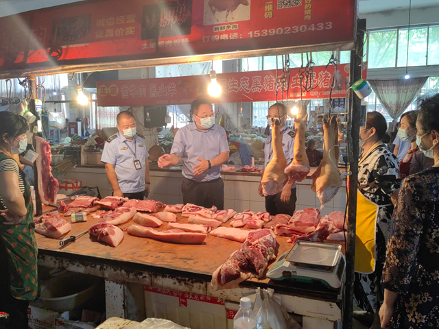 泸州市市场监管局党组书记、局长赖旭刚带队检查疫情防控工作(图3) 刚3.png