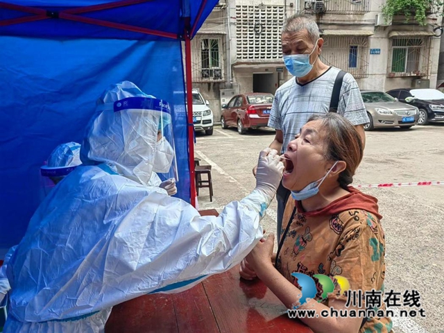 江阳区华阳街道:战疫一线勇担当,人大代表在行动(图1) 泸州王氏骨科医院医护人员在小区进行核酸采样.jpg