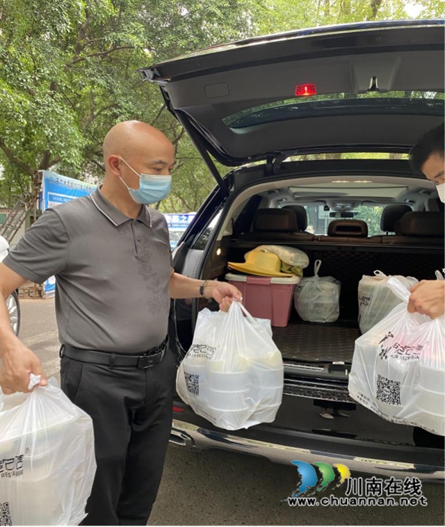 江阳区华阳街道:战疫一线勇担当,人大代表在行动(图2) 王晓林正在配送爱心餐.jpg