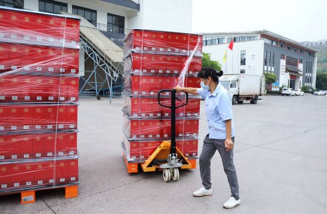 戴好口罩抓生产,江阳区166家规上工业企业全力以赴稳增长(图2) nEO_IMG_3.jpg