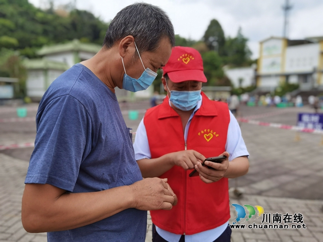 纳溪区护国中学教师志愿者帮助群众完成信息录入。.jpg