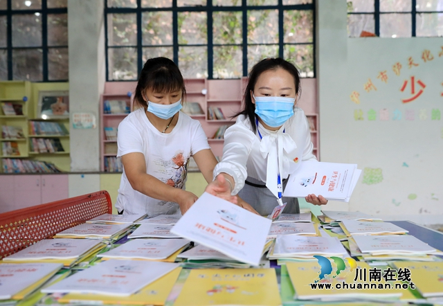 5.2022年9月4日，四川省泸州市纳溪区泸天化小学教师邓春艳在分发教科书。.jpg