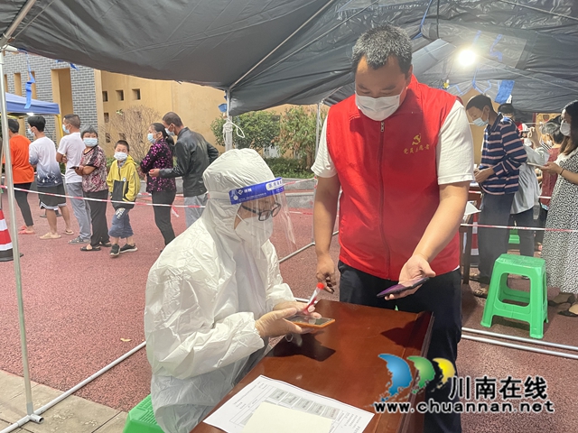 泸县云龙镇:党建引领筑牢疫情防控“红色防线”(图4) 云龙镇党员志愿者协助医护人员进行核酸检测登记.jpg