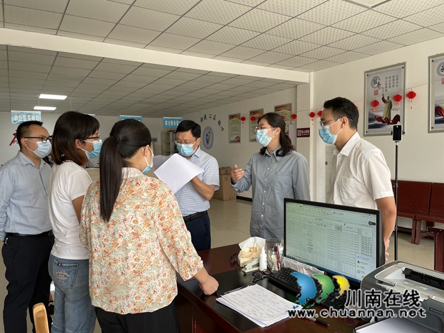 冯怀玉到泸县云龙镇督导疫情防控工作(图2) 78652170edeb366e8e5566709c2e0cd.jpg