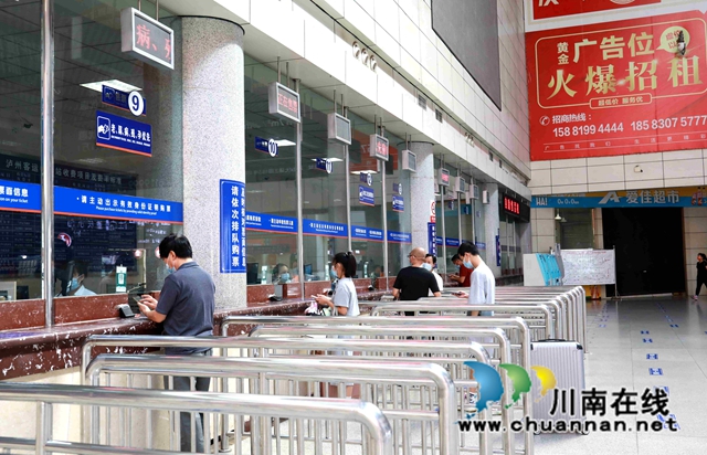 旅客在人工售票窗口购票.JPG