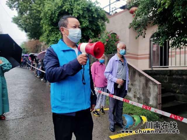 泸州民建:同心战“疫”,勇当先锋(图2) 会员马芝良担任志愿者.jpg