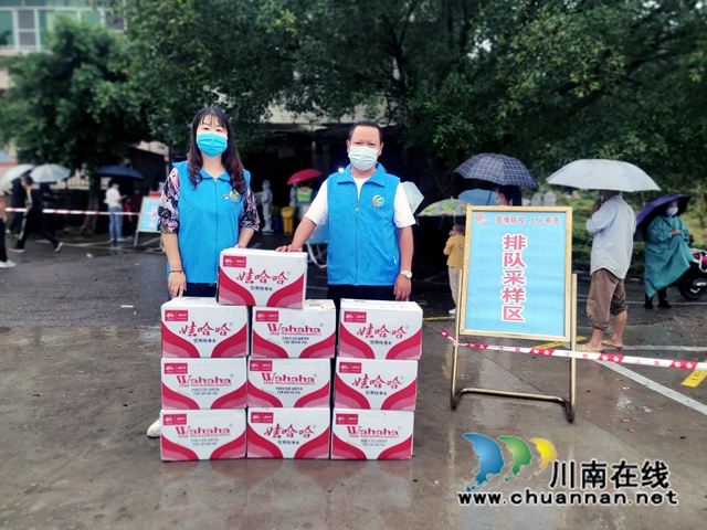 泸州民建:同心战“疫”,勇当先锋(图3) 会员马芝良为一线抗疫人员赠送物资.jpg
