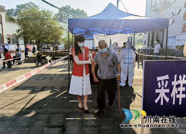 泸州民建:同心战“疫”,勇当先锋(图6) 会员贺成贵搀扶行动不便的老人做核酸.jpg