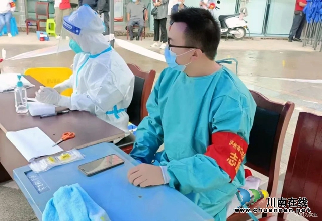 泸州民建:同心战“疫”,勇当先锋(图1) 时为公司员工参加志愿者工作.jpg