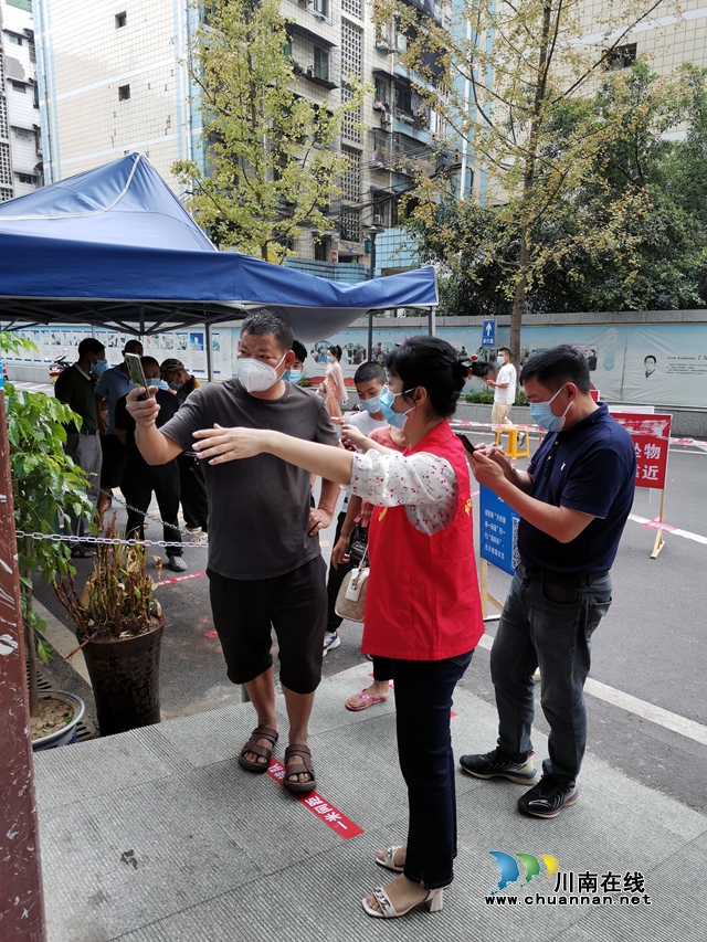 泸州民建:同心战“疫”,勇当先锋(图7) 刘先勤帮助群众扫描填写天府健康通1.jpg