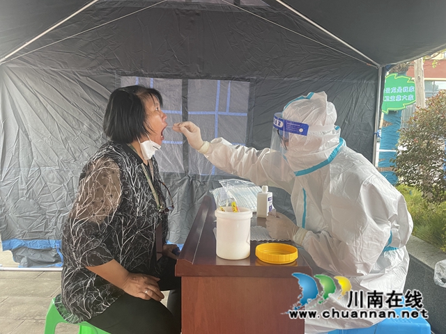 泸县云龙镇:党员干部尽锐出战,全员下沉抗疫一线(图1) 12b386524281e4ad174b1236381ab3a.jpg