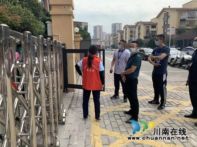 泸县住建局:同心抗疫彰显担当,全力织牢疫情“防线”(图5) 县住建局巡查慧师苑、康桥郡小区疫情防控工作。 (3).jpg