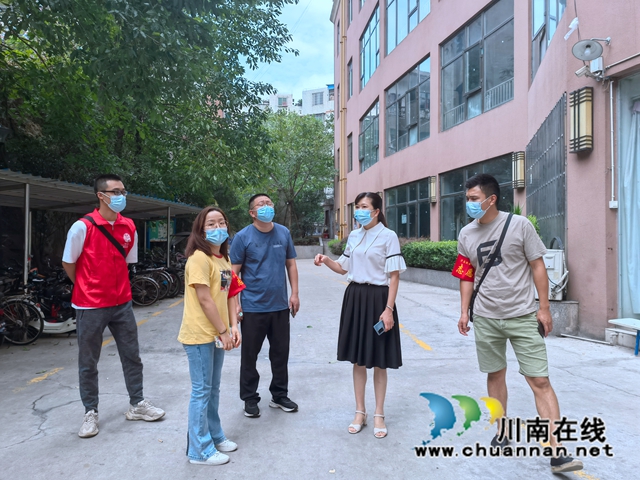 泸县住建局:同心抗疫彰显担当,全力织牢疫情“防线”(图3) 县住建局局长詹定敏带队到福蟾滨城小区巡查、指导疫情防控工作 (2).jpg