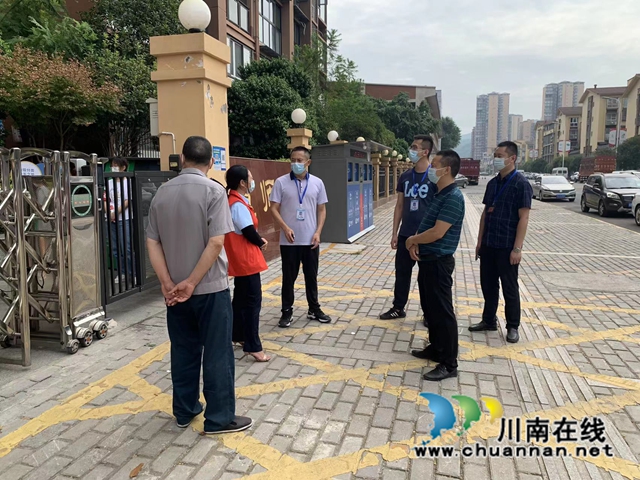 泸县住建局:同心抗疫彰显担当,全力织牢疫情“防线”(图4) 县住建局巡查慧师苑、康桥郡小区疫情防控工作。 (2).jpg