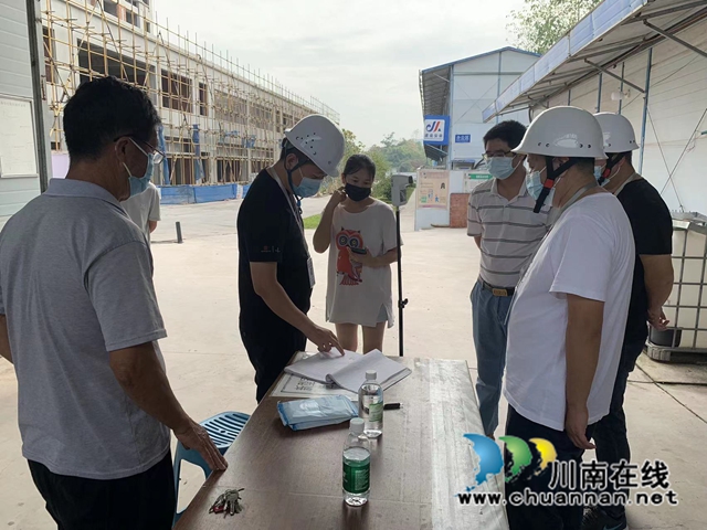 泸县住建局:同心抗疫彰显担当,全力织牢疫情“防线”(图2) 到幸福里城西佳苑督查建筑工地疫情防控工作。 (3).jpg