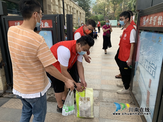 泸县住建局:同心抗疫彰显担当,全力织牢疫情“防线”(图10) 县住建局志愿者在金月湾小区协助进出核酸证明查验,生活物资进出传递工作 (3).jpg
