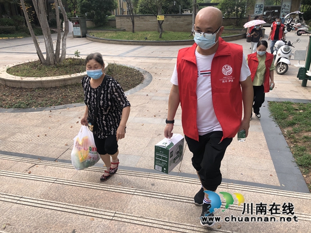 泸县住建局:同心抗疫彰显担当,全力织牢疫情“防线”(图12) 志愿者帮群众转运生活物资.jpg