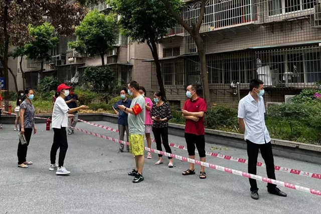 泸州市公路局:党员干部“双报到”,战“疫”一线党旗红(图6) 6.jpg