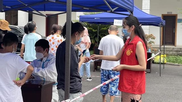 泸州市公路局:党员干部“双报到”,战“疫”一线党旗红(图4) 4.jpg