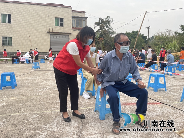 泸县云龙镇:以“小家”护“大家”!全家总动员,抗疫齐上阵(图2) 李佳的妈妈搀扶前来进行核酸检测的老人.jpg