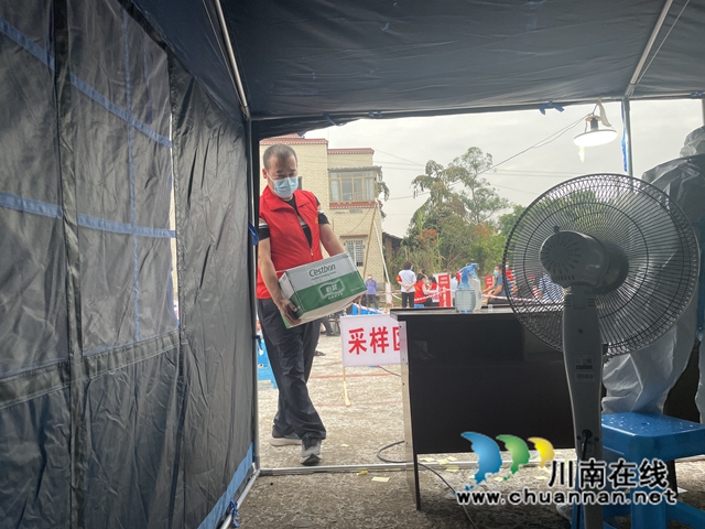 泸县云龙镇:以“小家”护“大家”!全家总动员,抗疫齐上阵(图3) 李佳的公公搬运医疗、后勤物资.jpg