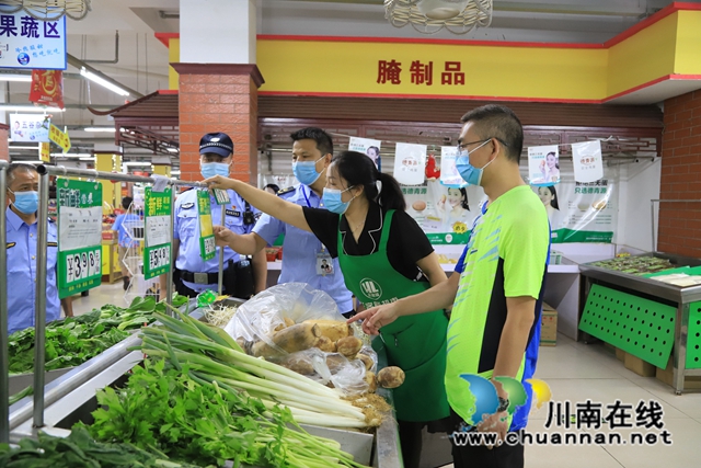 泸县云龙镇主要领导率队督查市场稳价保供和疫情防控工作(图2) IMG_1646_看图王.jpg