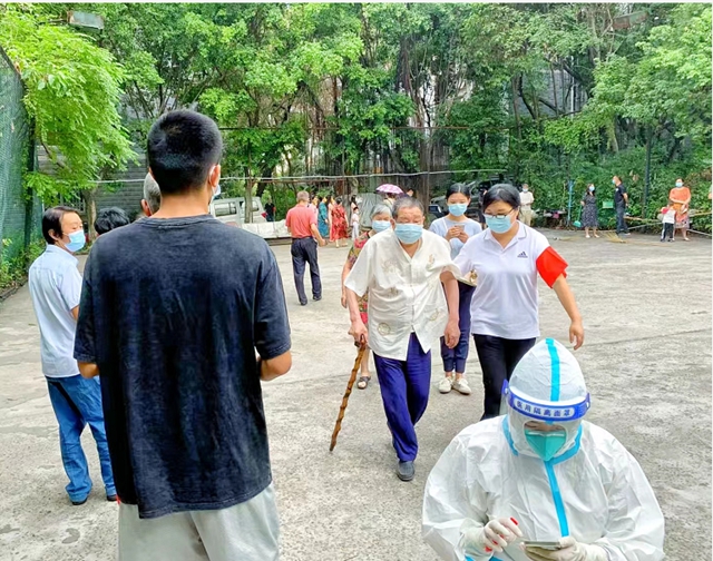 泸州:党员干部“冲前沿”,交通战疫“党旗红”(图1) 1.jpg