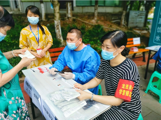 泸州:党员干部“冲前沿”,交通战疫“党旗红”(图2) 2.jpg