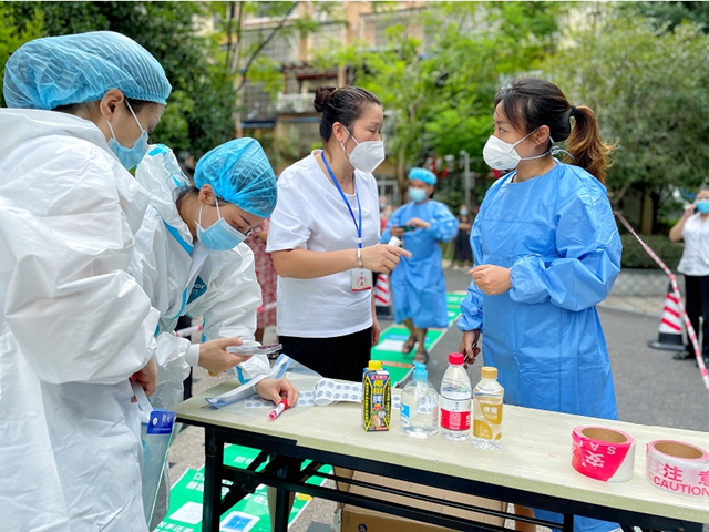 泸州:党员干部“冲前沿”,交通战疫“党旗红”(图3) 3.jpg