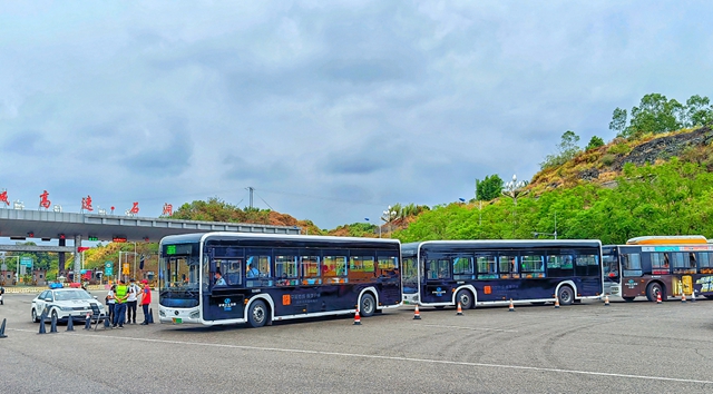 泸州:党员干部“冲前沿”,交通战疫“党旗红”(图5) 5.jpg