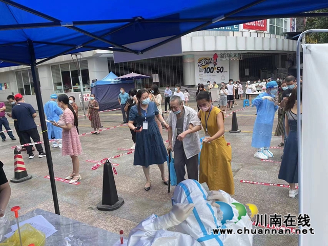 江阳区北城街道人大工委:人大代表在“疫”线,做好服务“卫”人民(图2) 区人大代表、北街人大工委主任桂雪琴.jpg