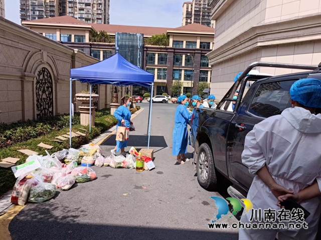 龙马潭区鱼塘街道:“大疫忘亲”的社区干部徐邱兰(图1) 徐邱兰在为居民配送生活物资.jpg