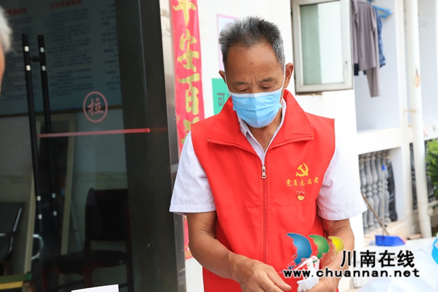 泸县云龙镇:“桑榆”披战甲!68岁老党员奋战抗疫一线(图1) 3db9ffc2ed3089d0e8c023071520240.jpg