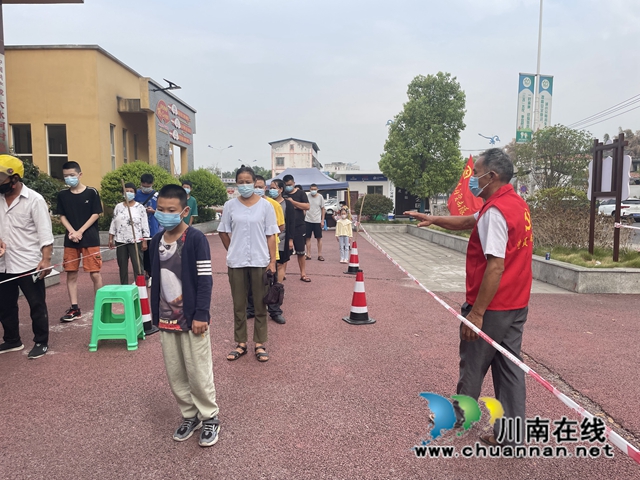 泸县云龙镇:“桑榆”披战甲!68岁老党员奋战抗疫一线(图2) 4fab8a960192f67069d28374a07b0e4.jpg