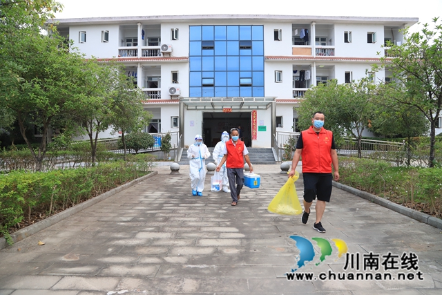 泸县云龙镇:“桑榆”披战甲!68岁老党员奋战抗疫一线(图6) ed280dd229a65ebfbc86e3b9ecb2545.jpg